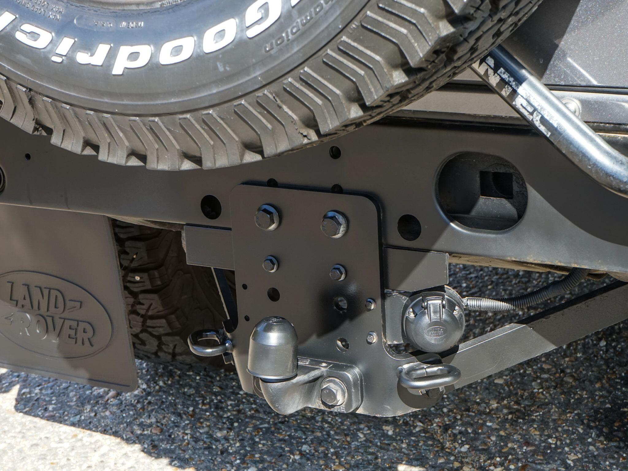 Land Rover Defender 110 view 13