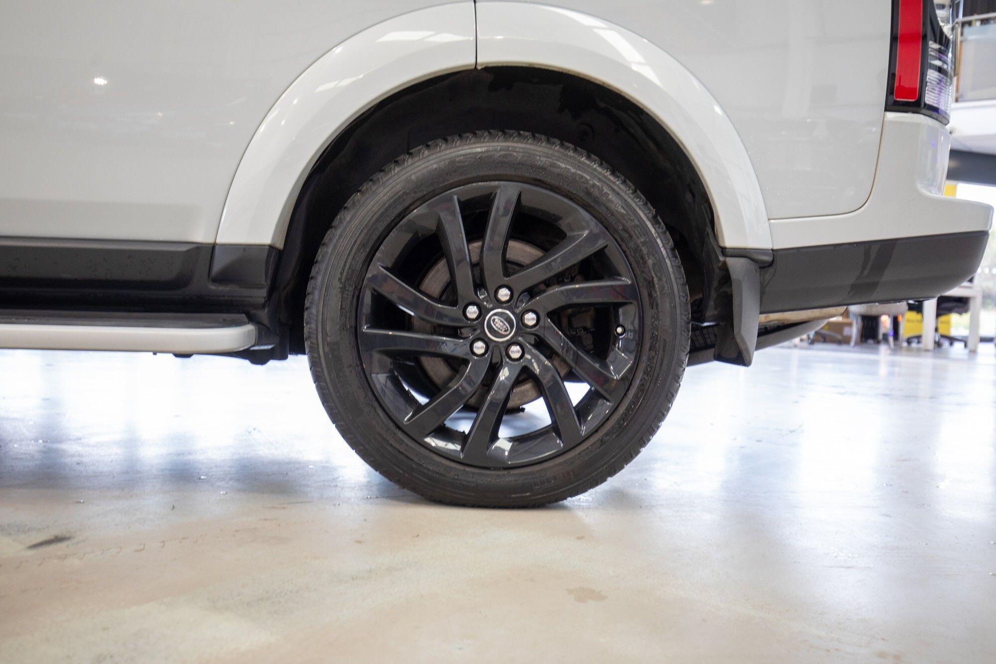 Land Rover Discovery view 8