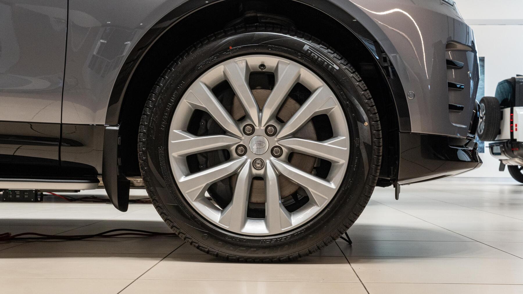 Land Rover Discovery view 8