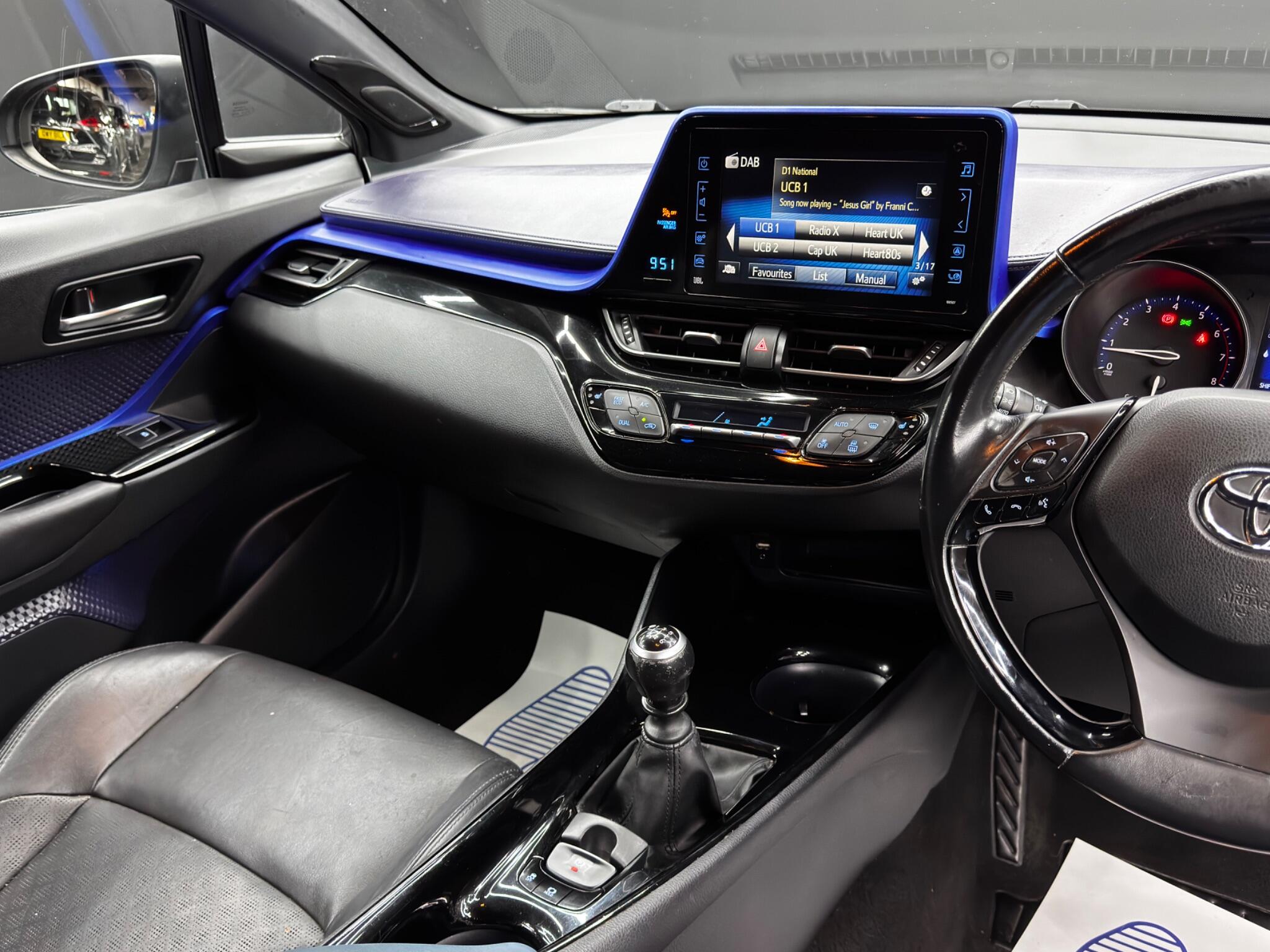 Toyota C-HR view 24