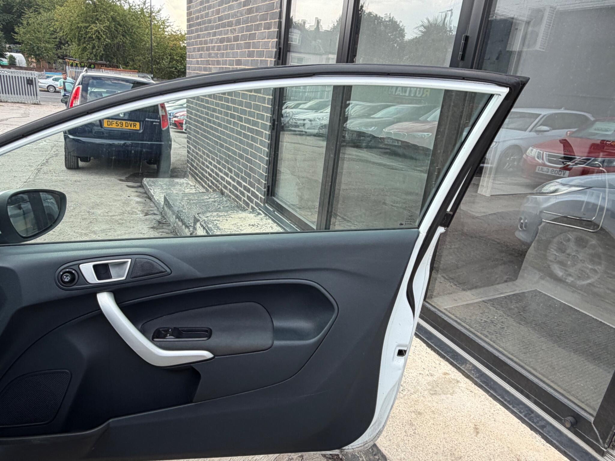 Ford Fiesta view 9