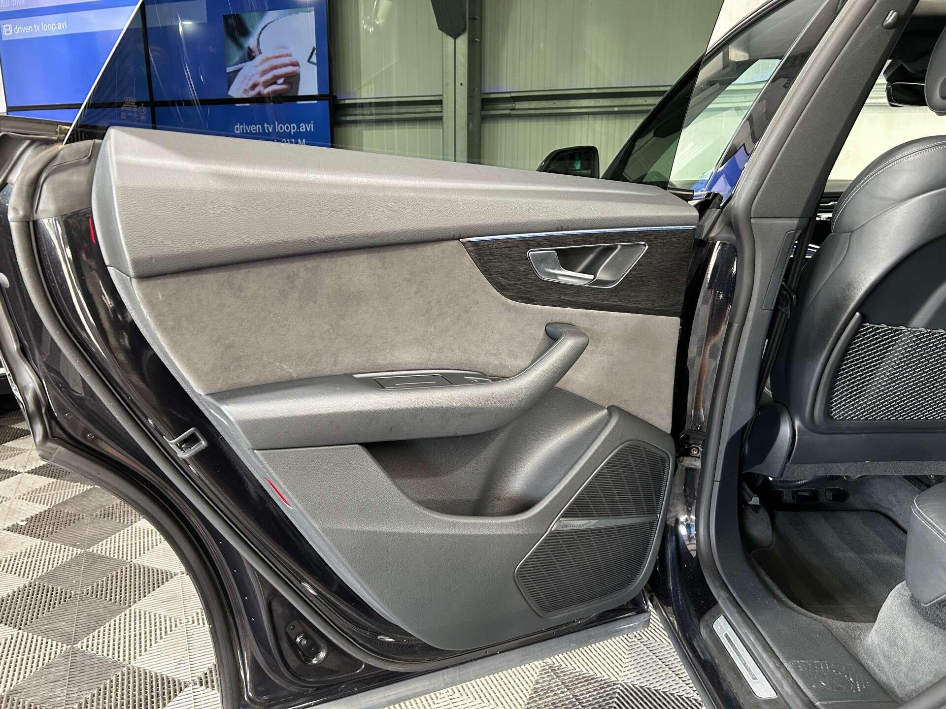Audi Q8 view 22