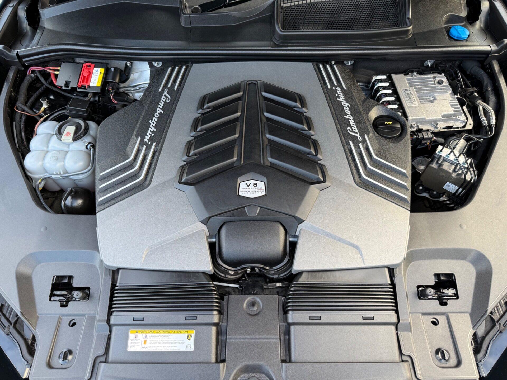 Lamborghini Urus view 74