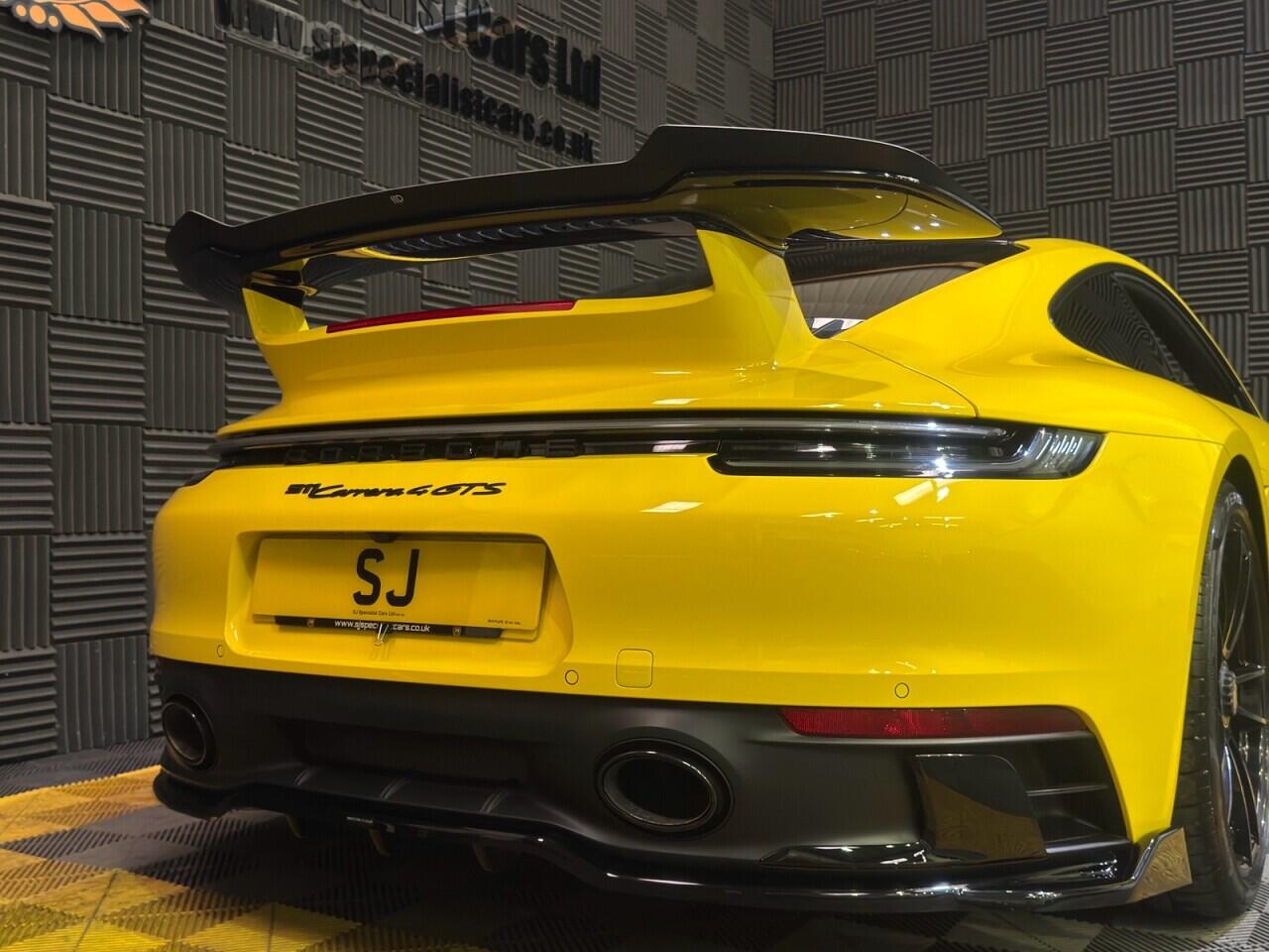 Porsche 911 view 6