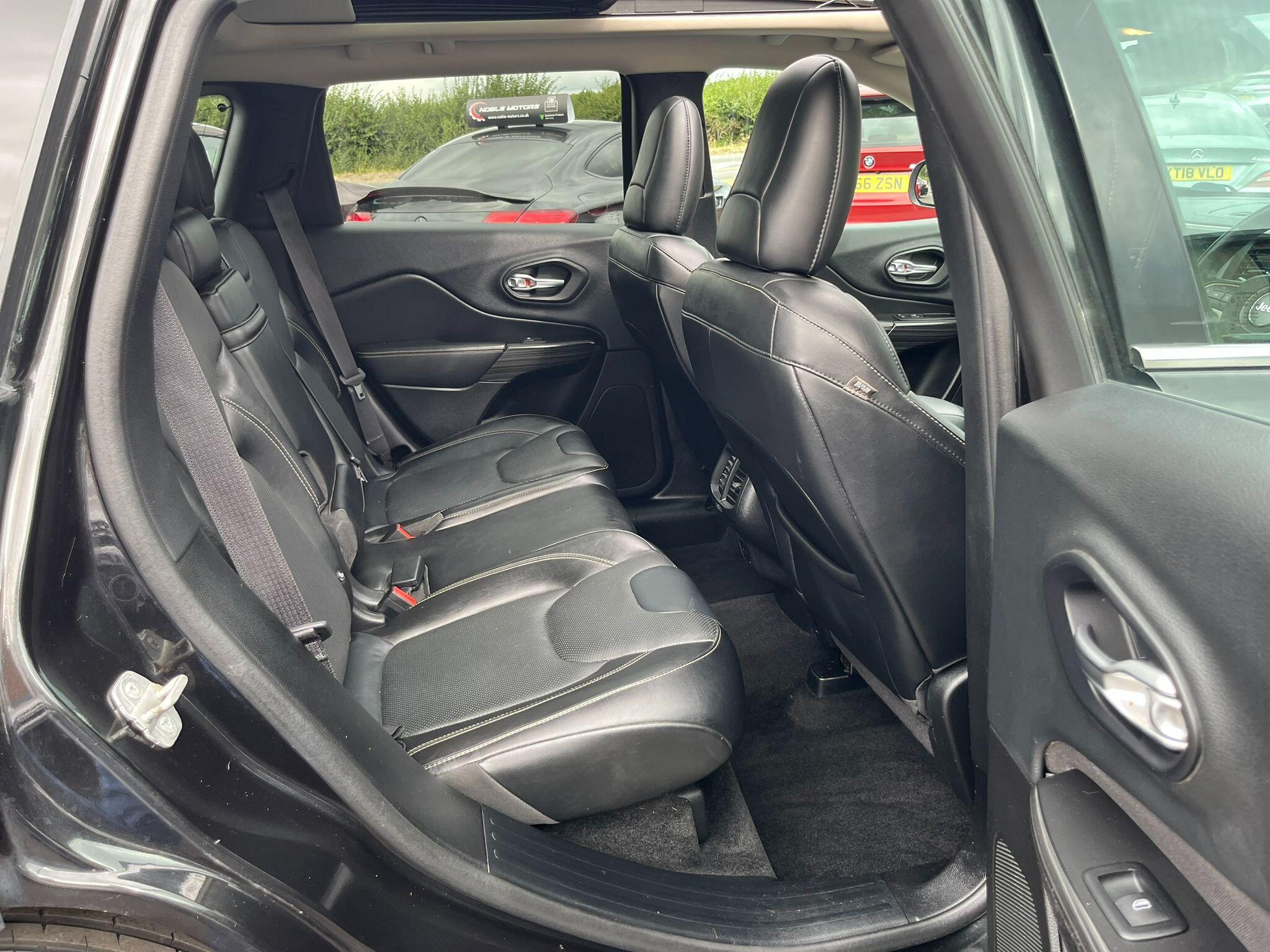 Jeep Cherokee view 22