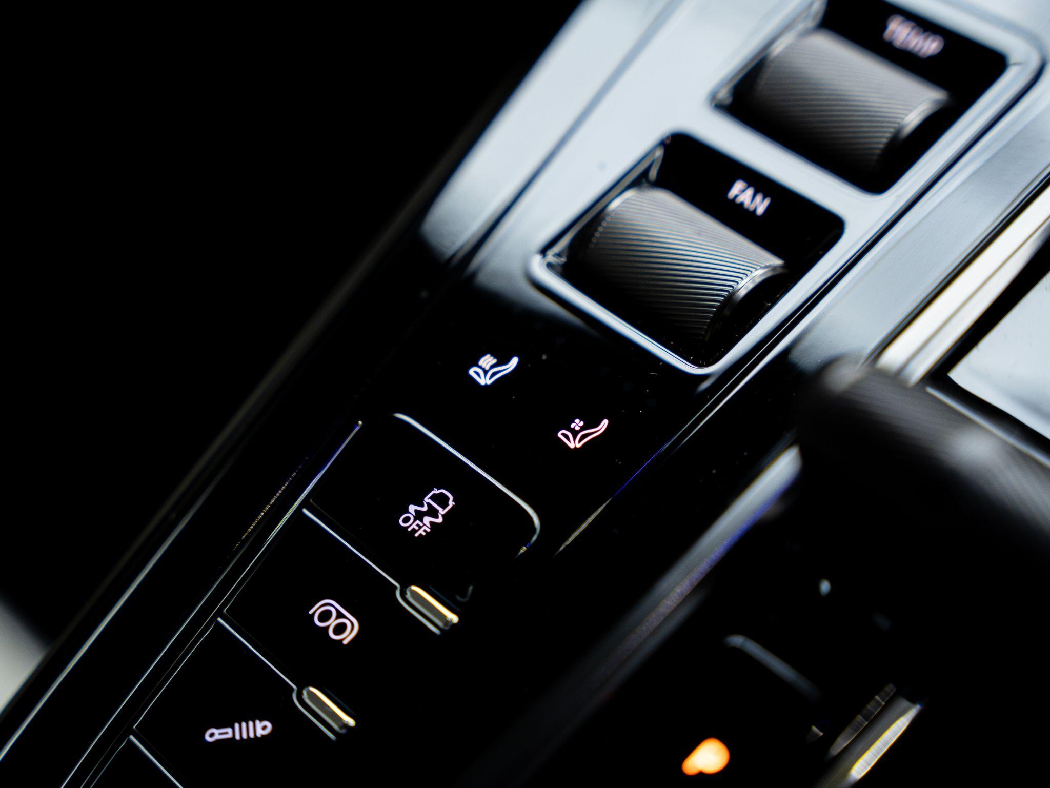 Aston Martin Vantage view 24