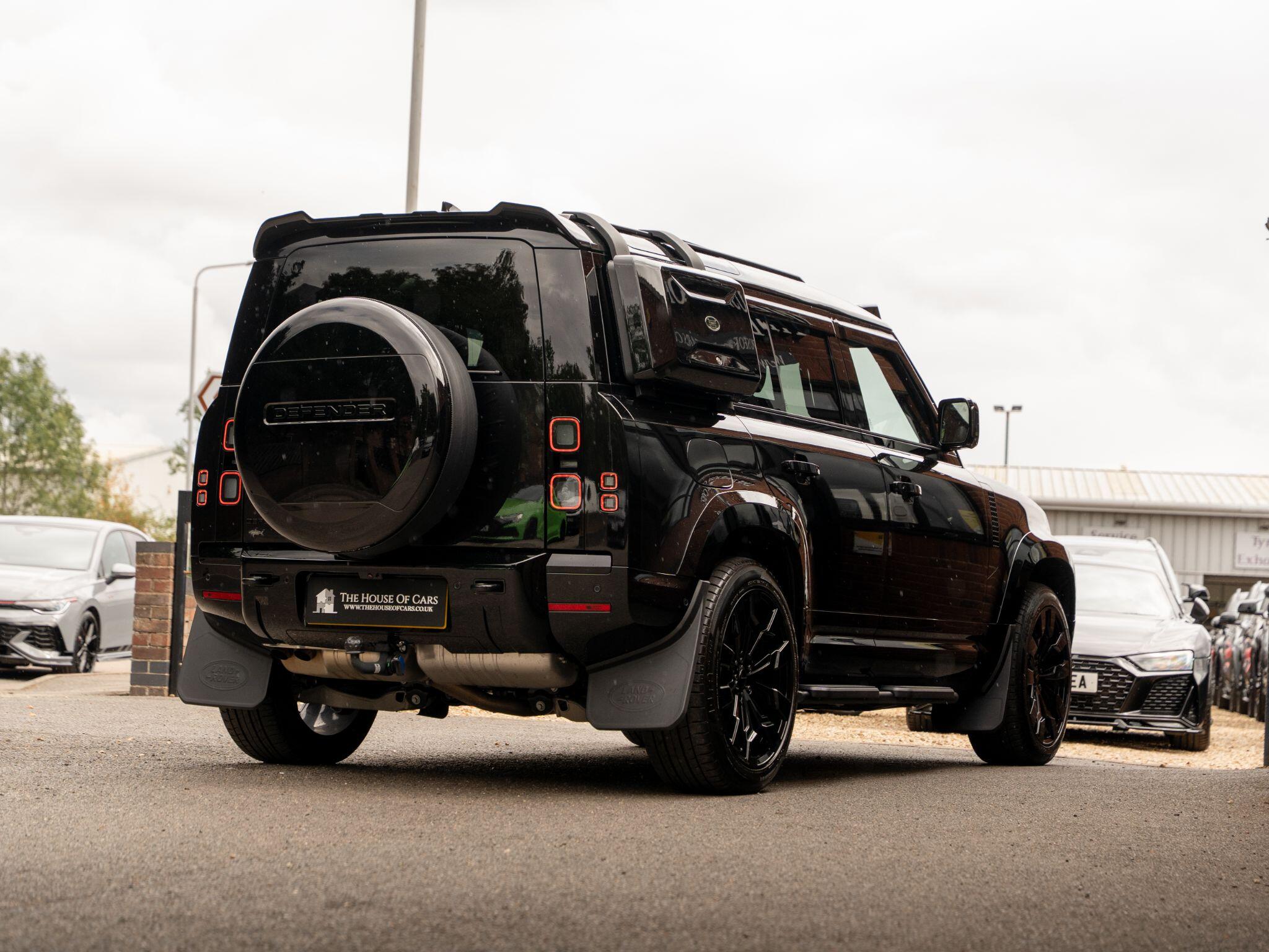 Land Rover Defender 110 view 14
