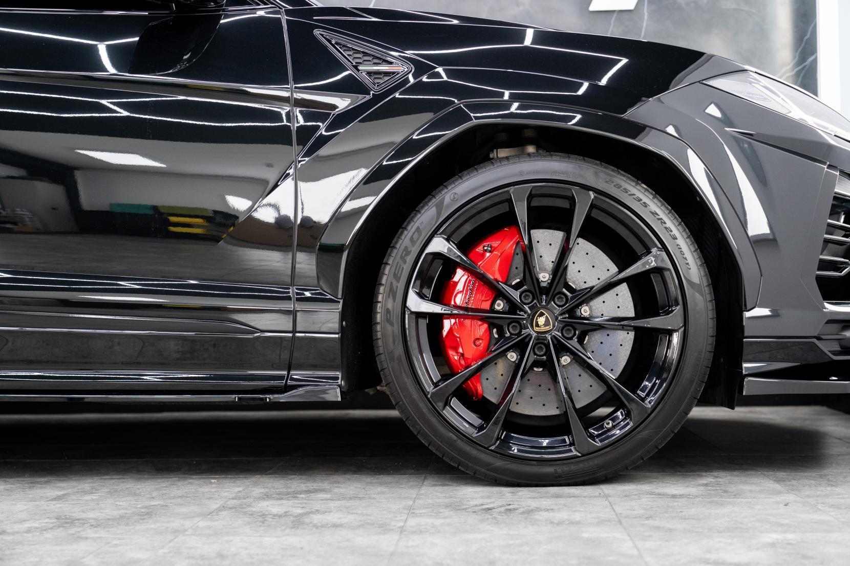 Lamborghini Urus view 5