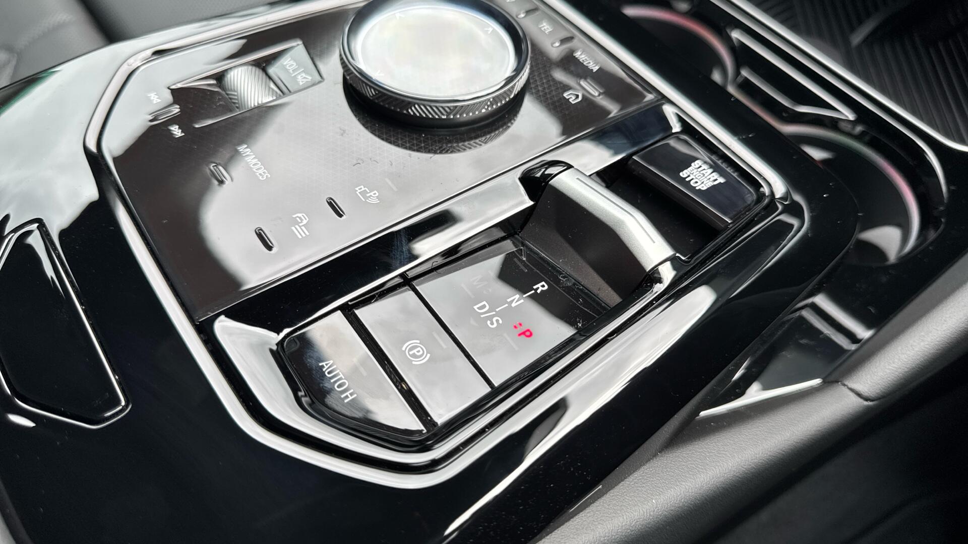 BMW 5 Series view 19