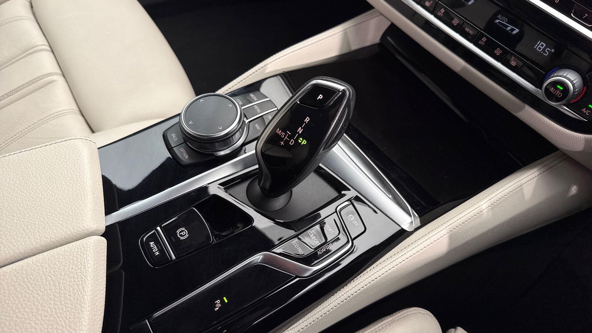 BMW 5 Series view 10