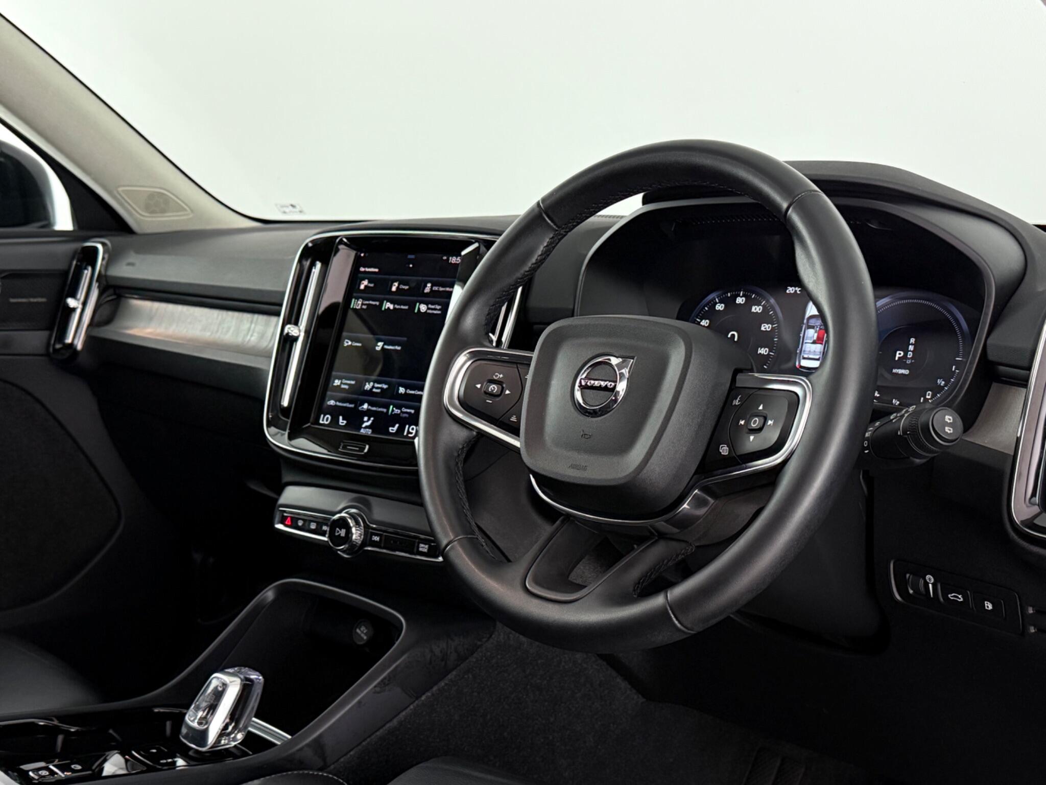 Volvo XC40 view 3