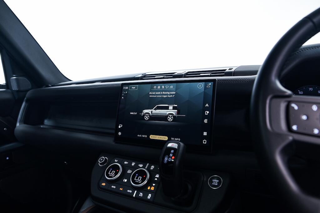 Land Rover Defender view 27