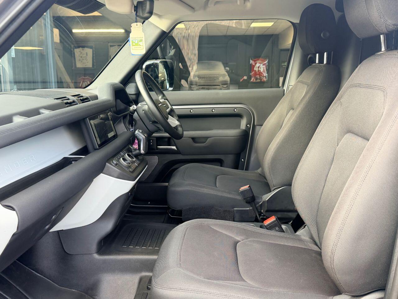 Land Rover Defender view 29