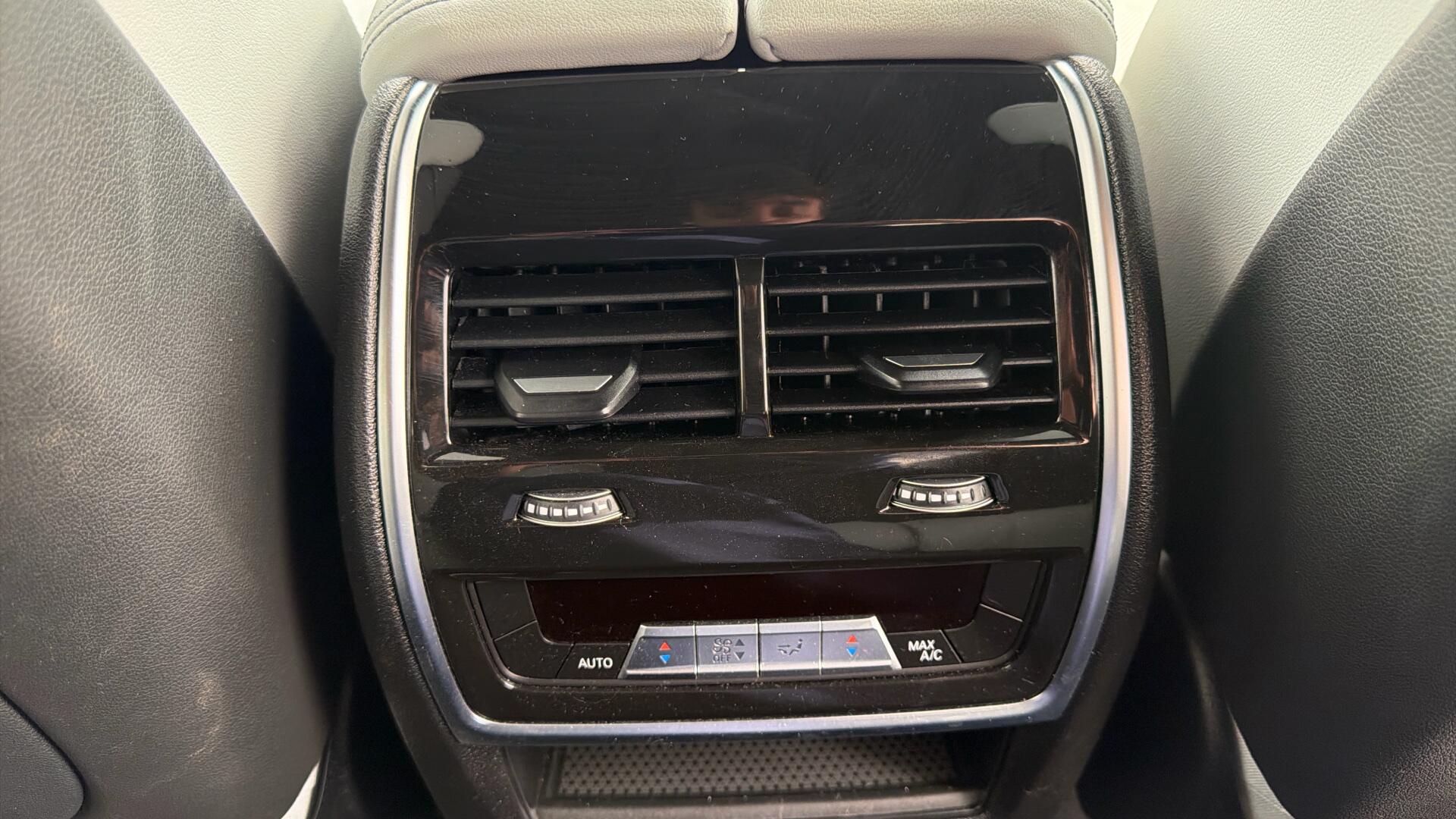 BMW X7 view 32