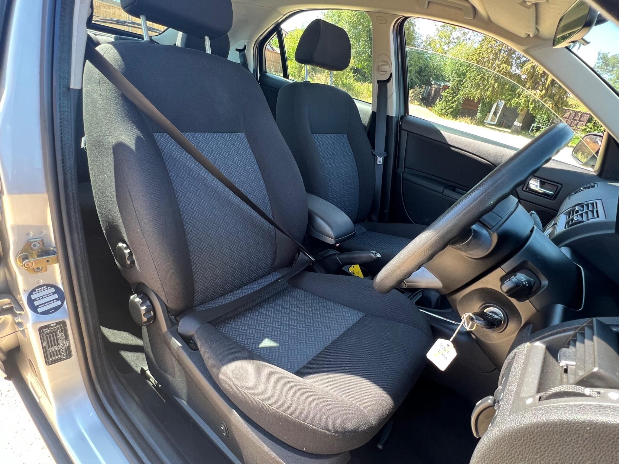 Ford Mondeo view 13