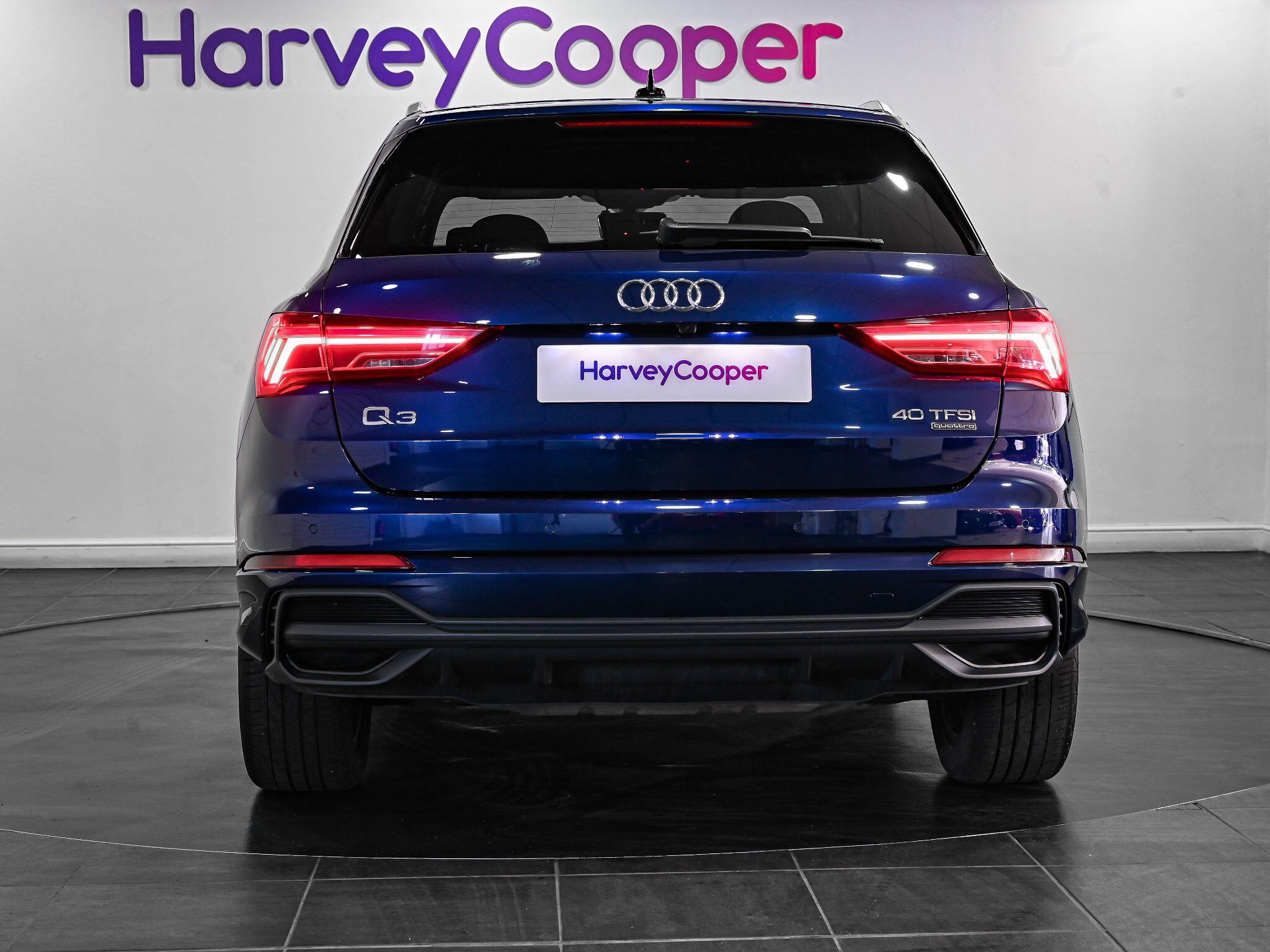Audi Q3 view 20
