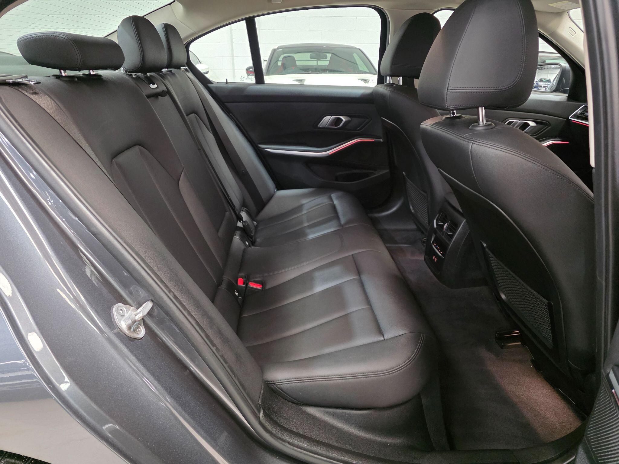 BMW 3 Series view 24