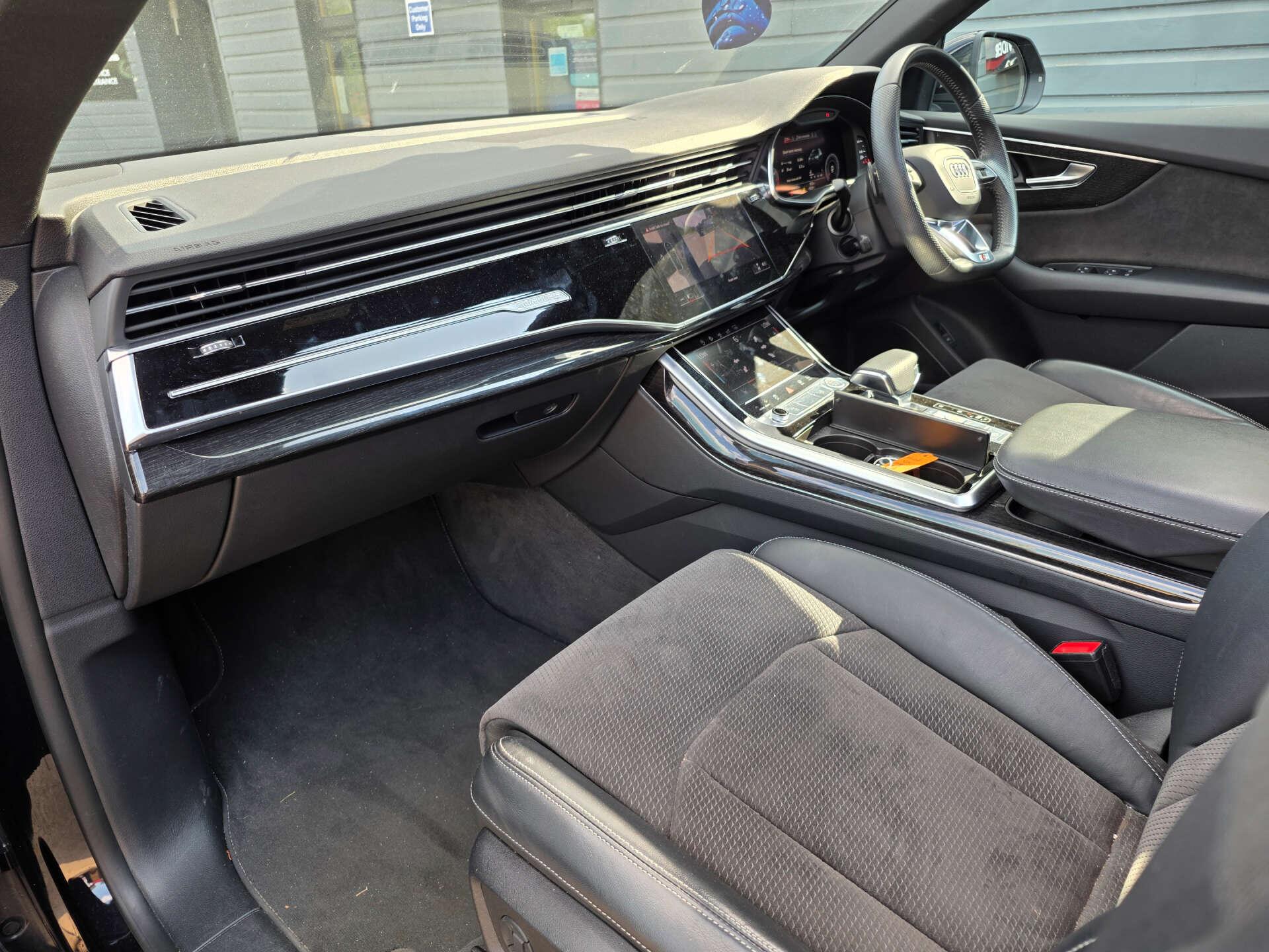 Audi Q8 view 30