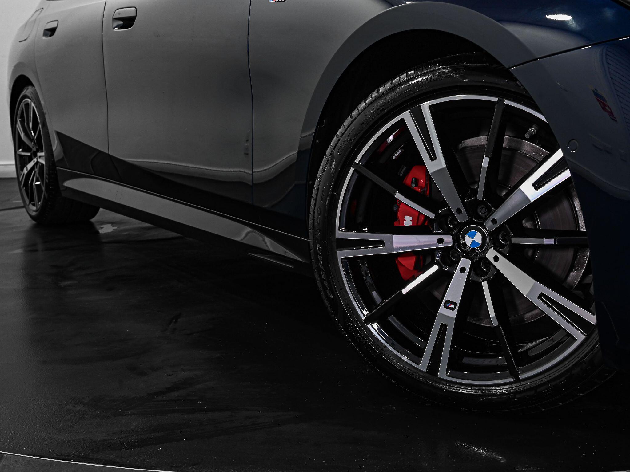 BMW 5 Series view 28