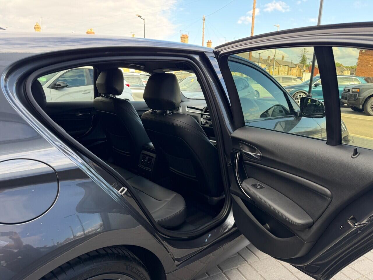 BMW 1 Series view 14
