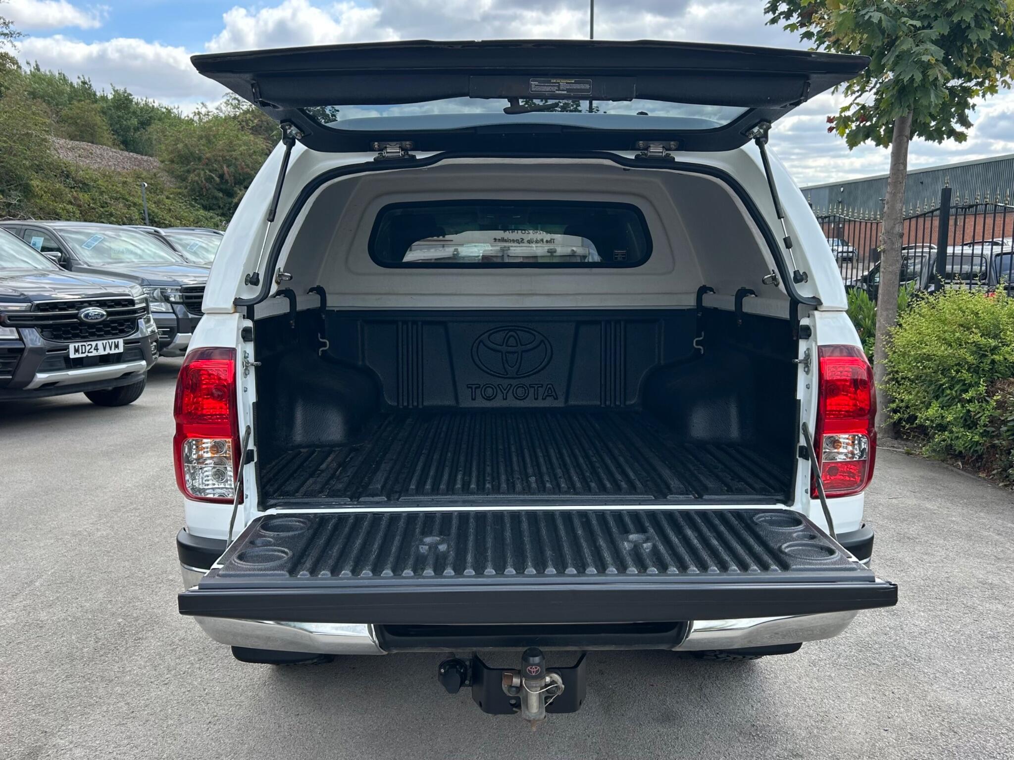 Toyota Hilux view 50