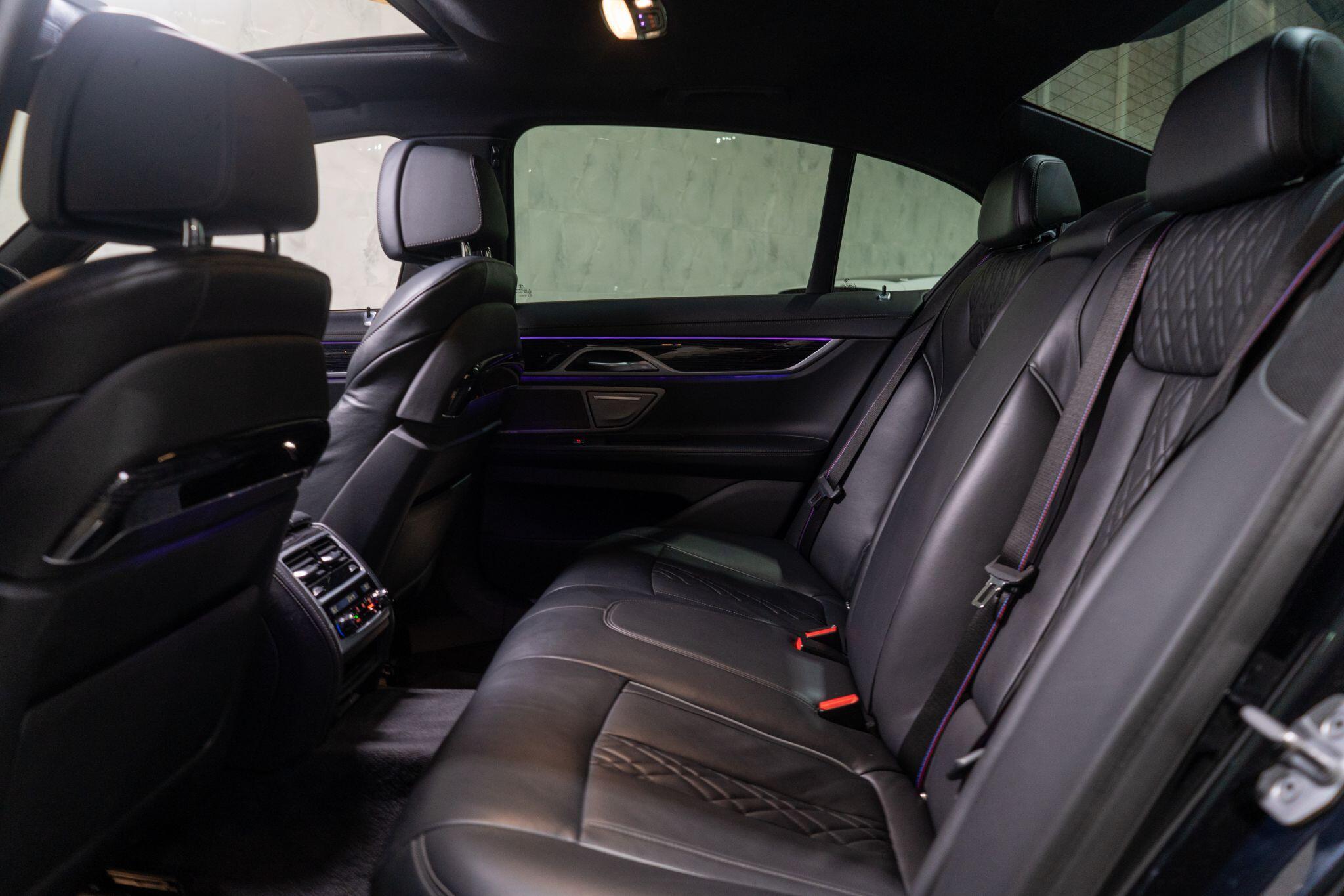 BMW 7 Series view 16