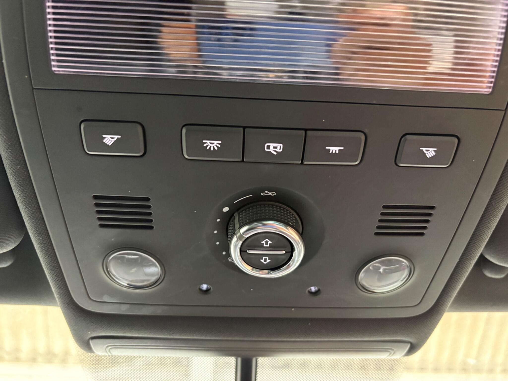 Volkswagen Touareg view 16