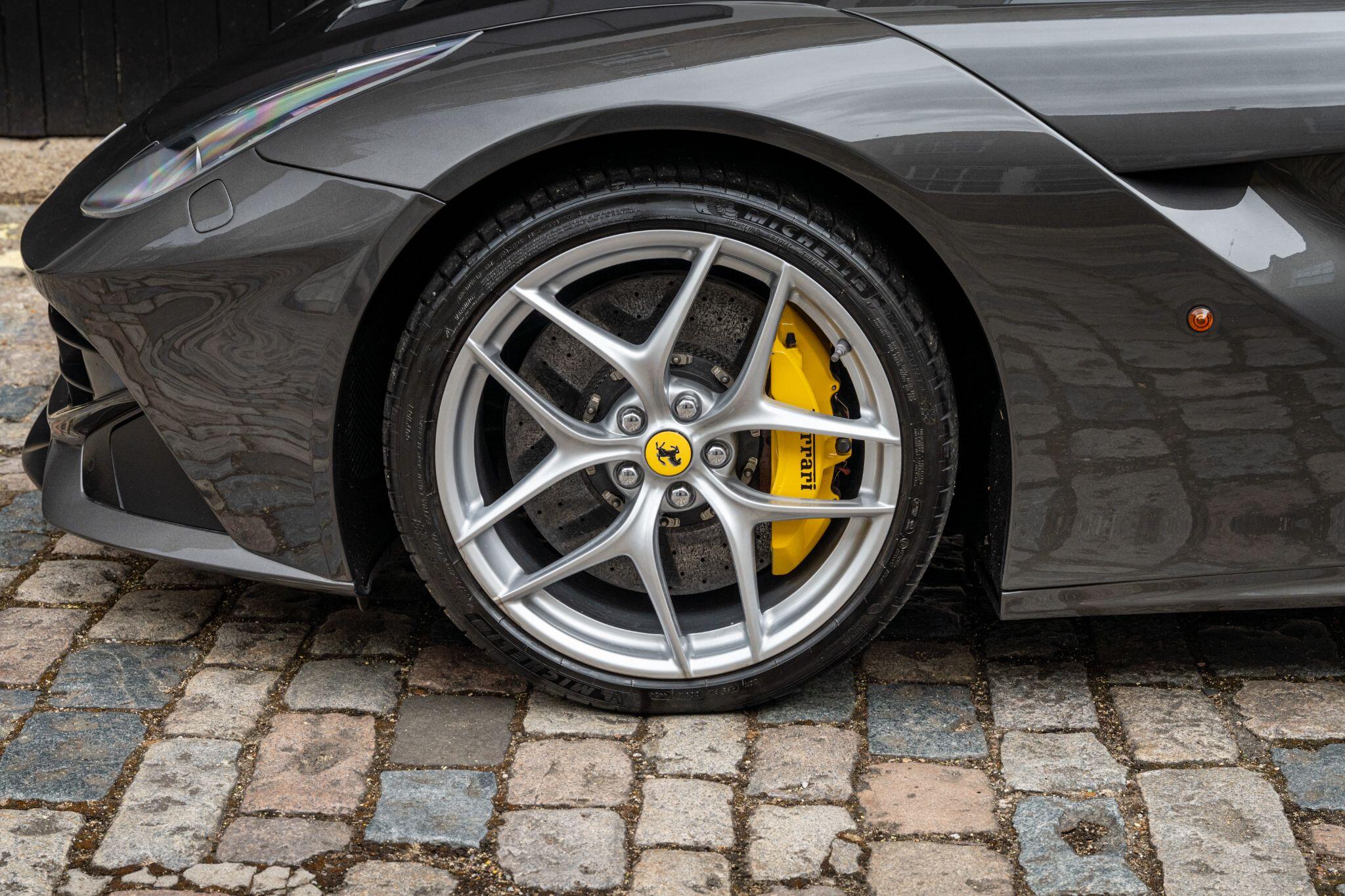 Ferrari F12 view 37
