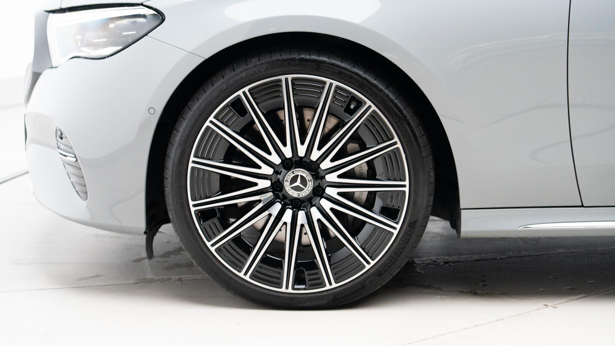 Mercedes-Benz E-Class view 32