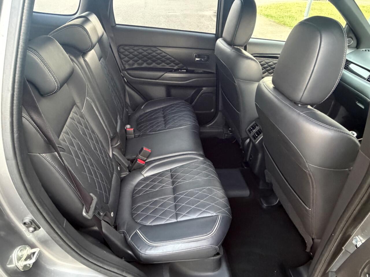 Mitsubishi Outlander view 13