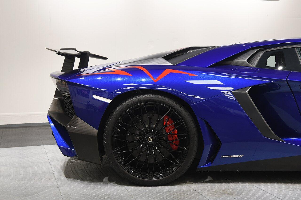 Lamborghini Aventador view 45