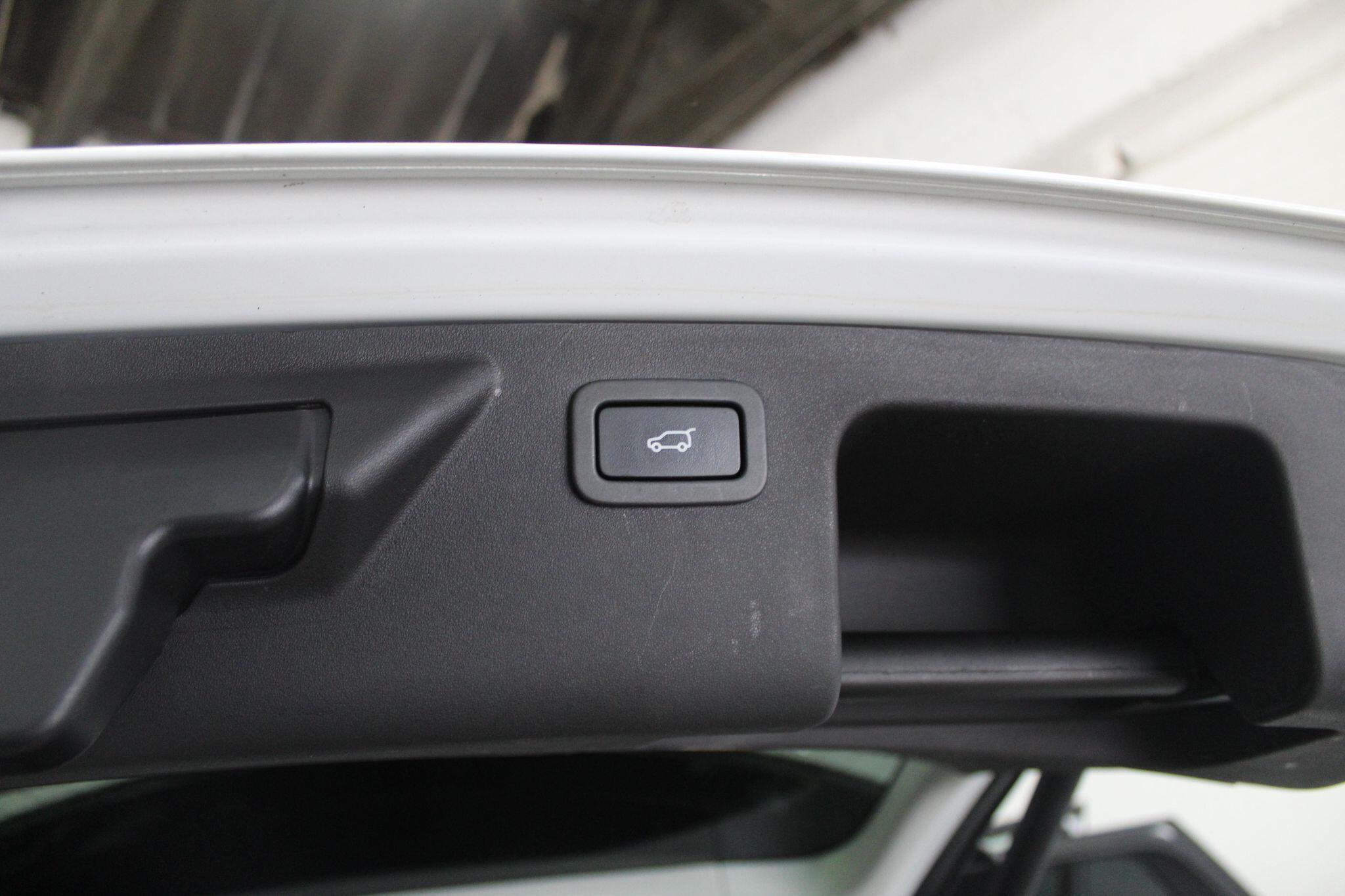 Land Rover Discovery Sport view 25