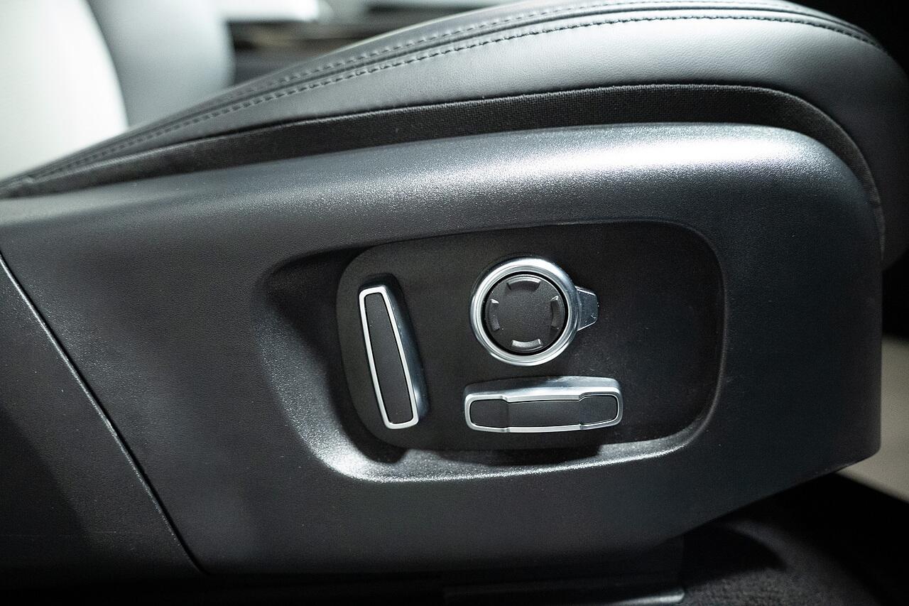 Land Rover Range Rover Evoque view 26