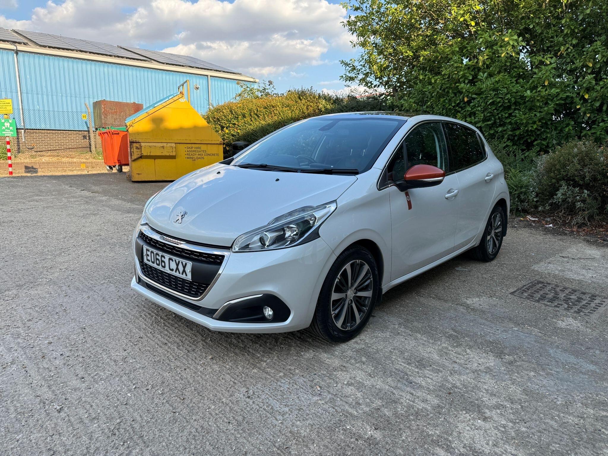 Peugeot 208 view 9