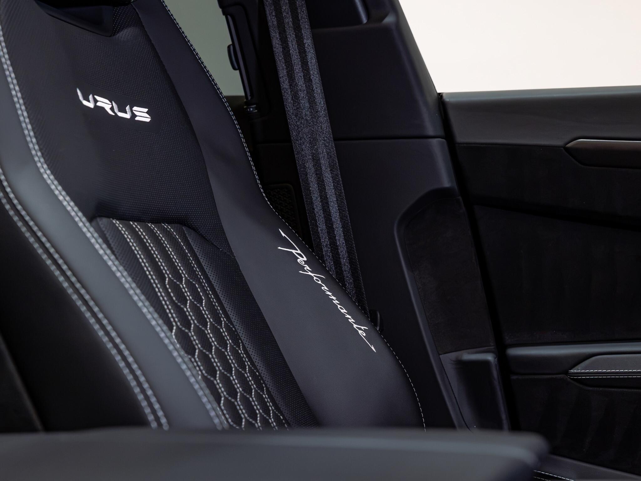 Lamborghini Urus view 31