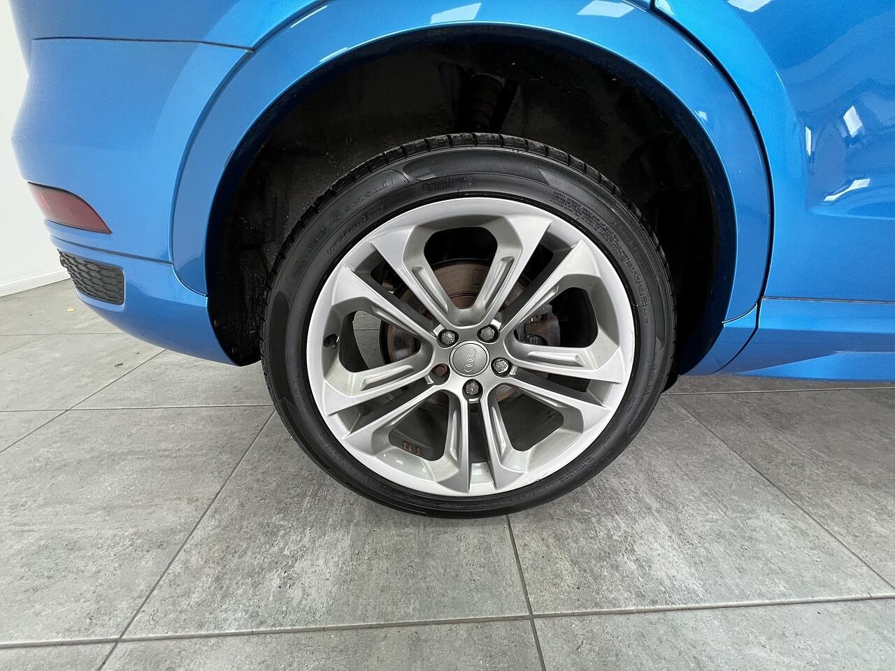 Audi Q3 view 18