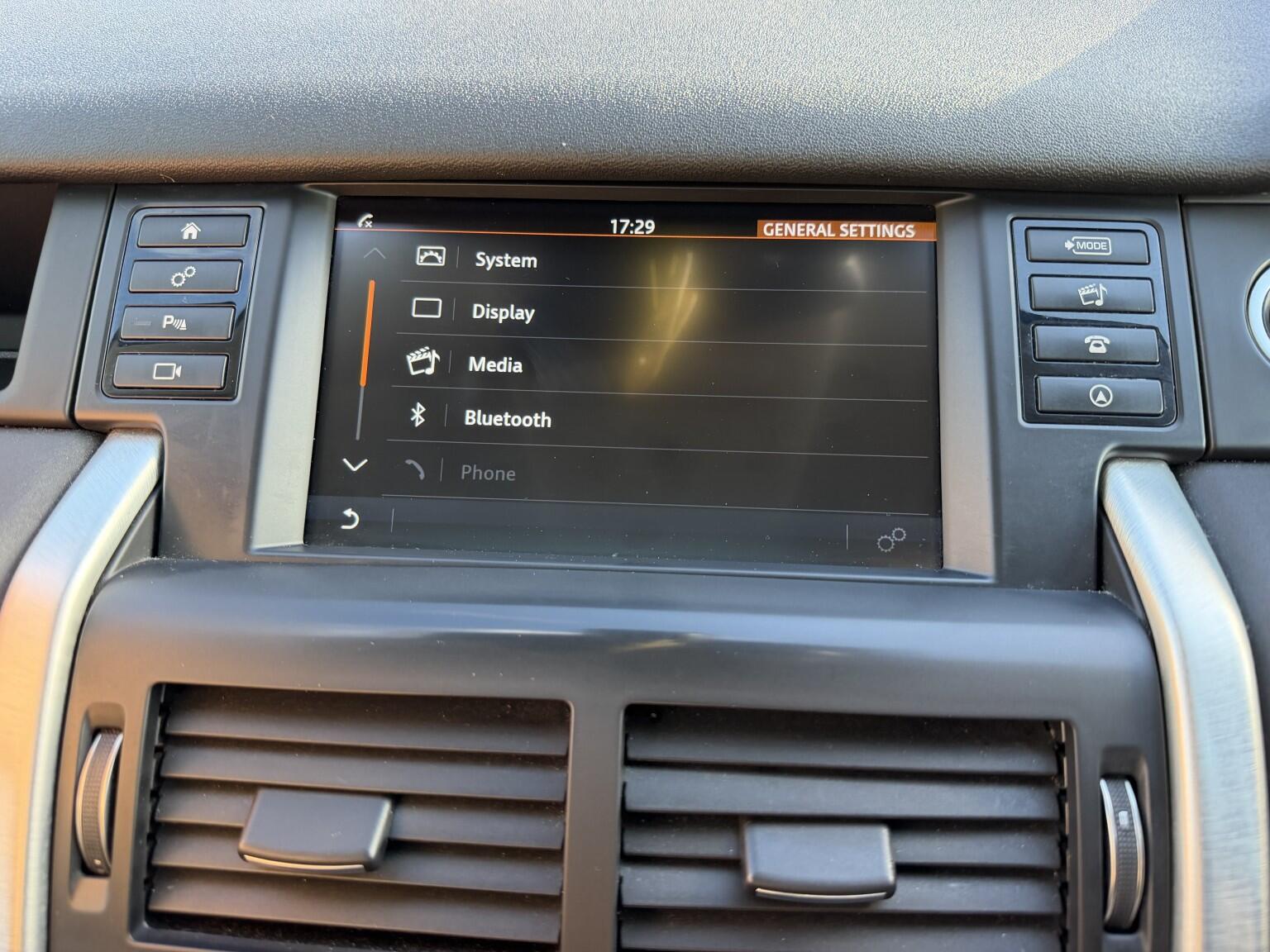 Land Rover Discovery Sport view 43
