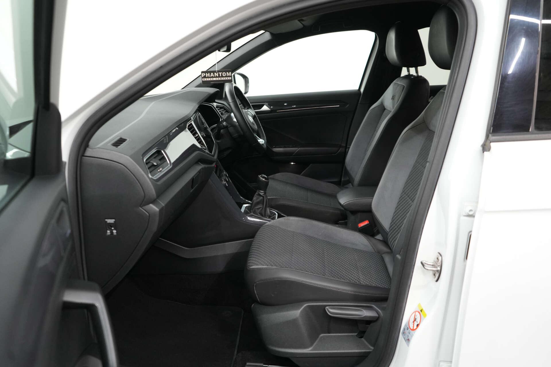 Volkswagen T-Roc view 14
