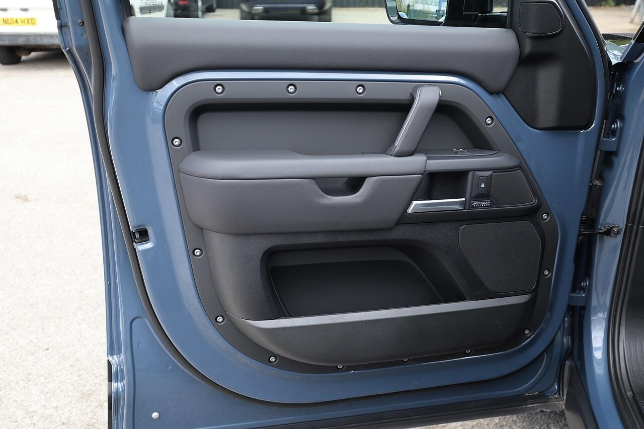 Land Rover Defender 110 view 43
