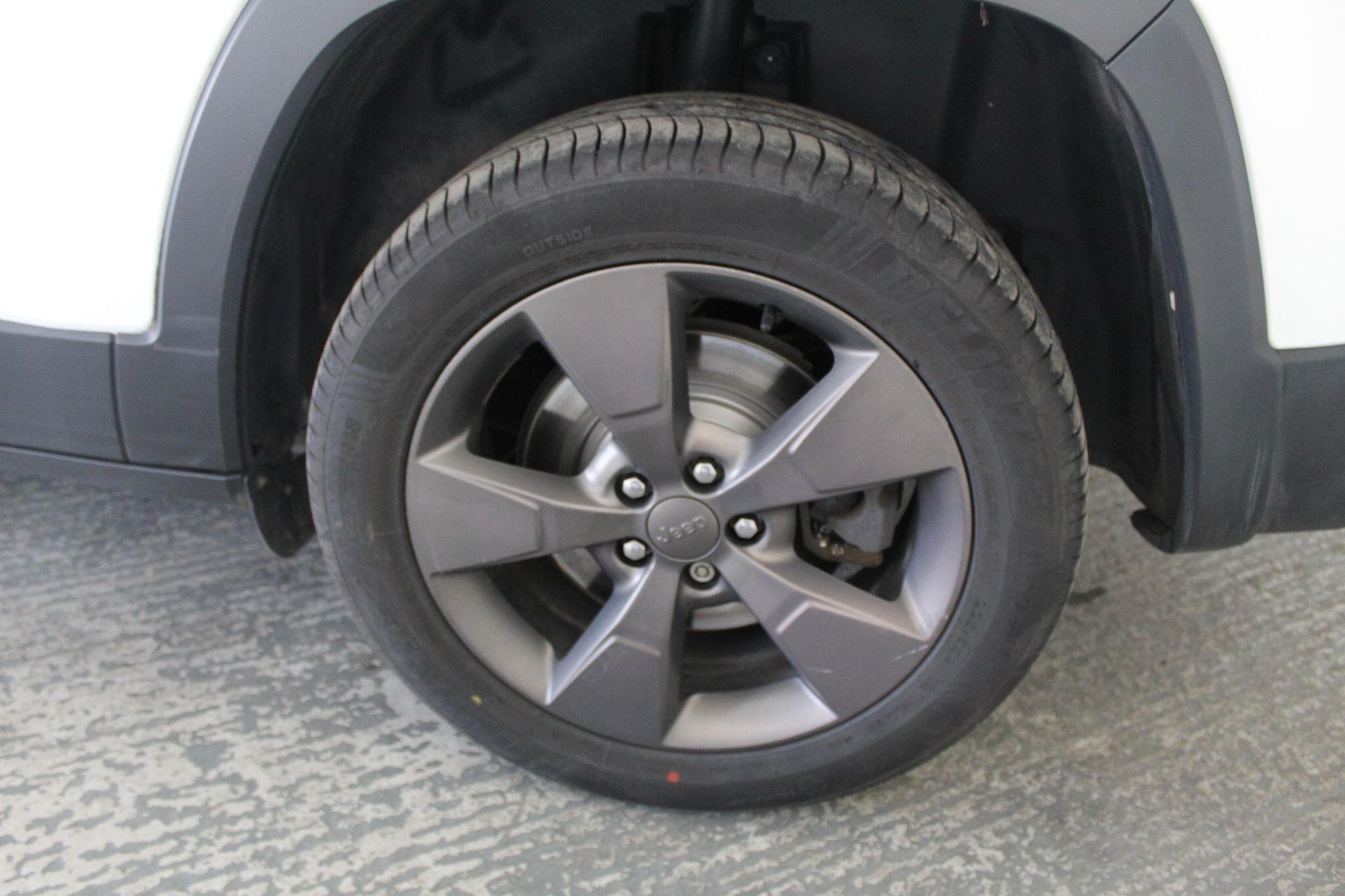 Jeep Cherokee view 60