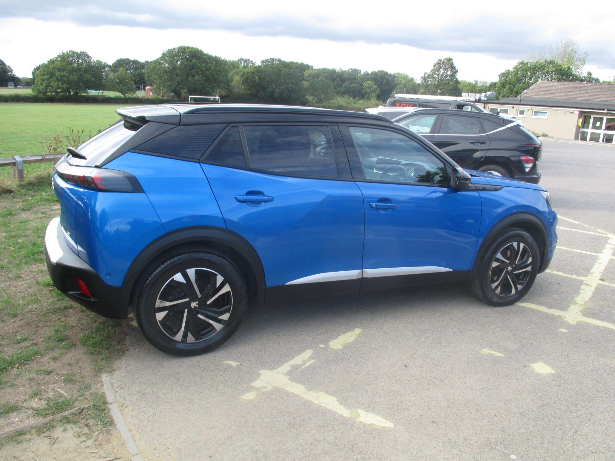 Peugeot E-2008 view 10