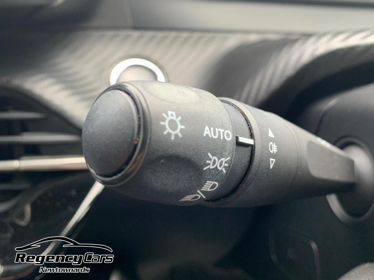 Peugeot 208 view 18