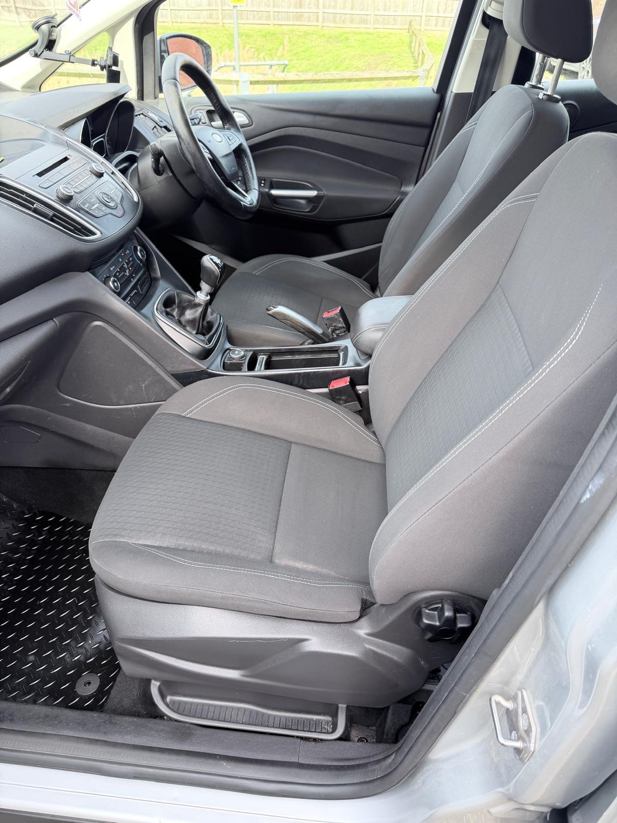 Ford Grand C-Max view 17