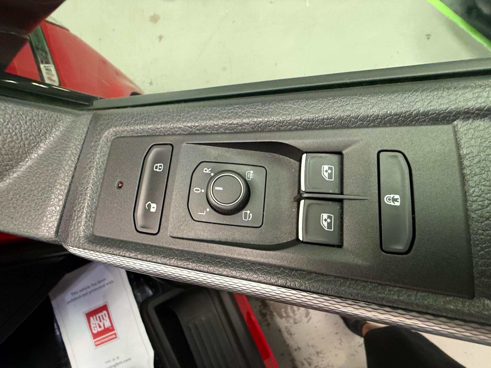 Volkswagen Caravelle view 21