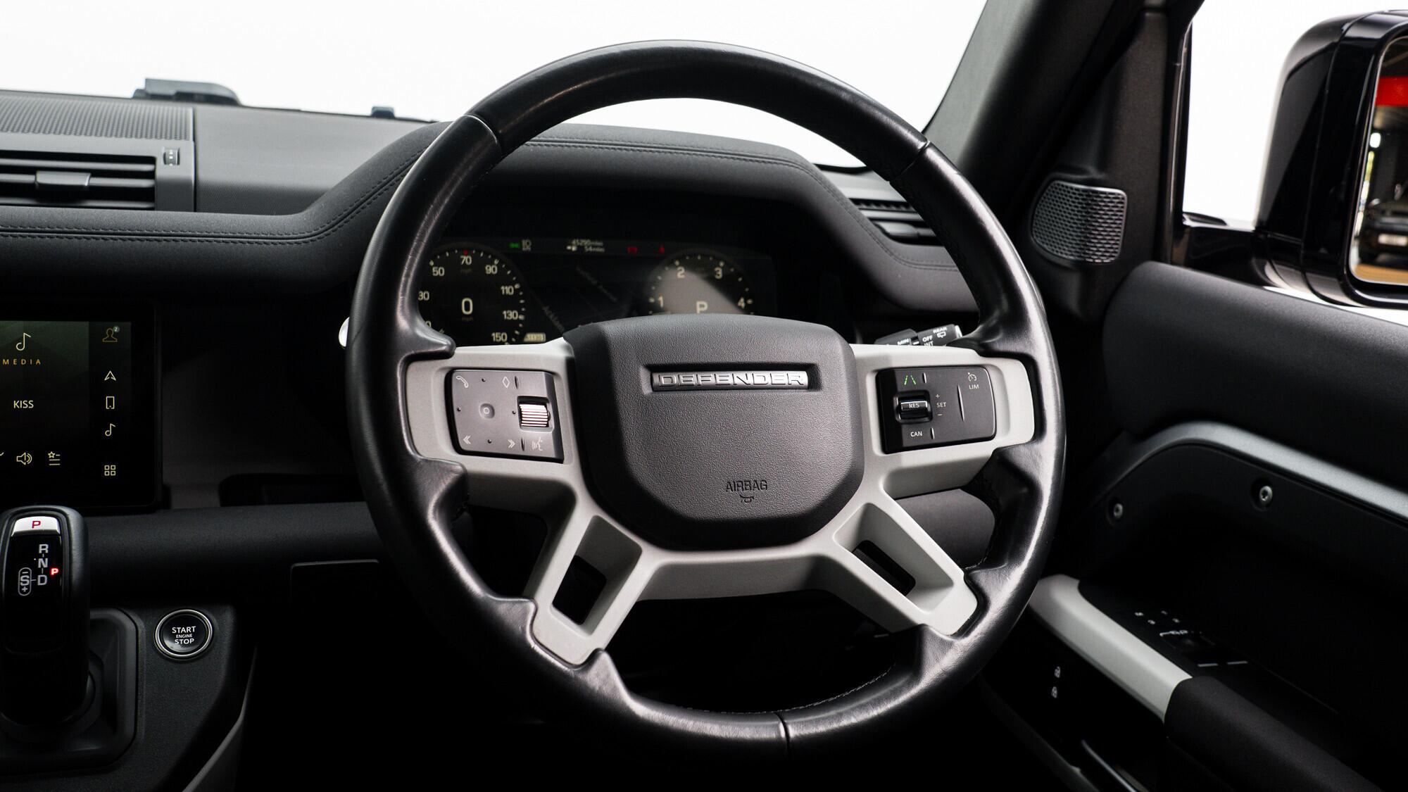 Land Rover Defender 110 view 41