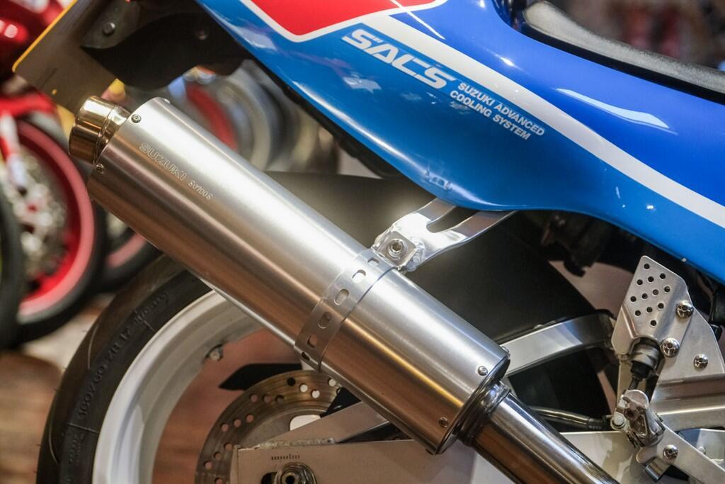 Suzuki GSX-R750 view 5