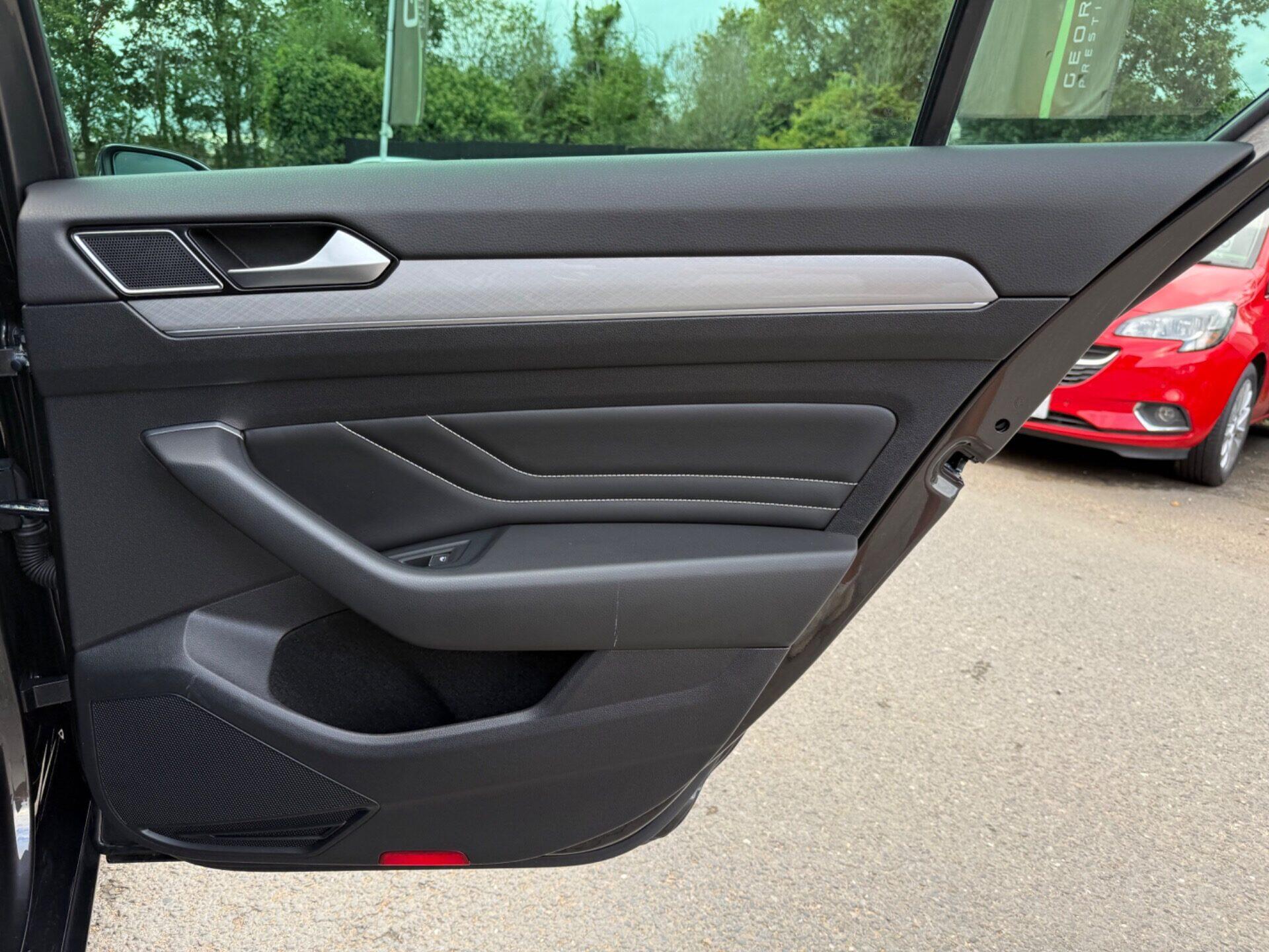 Volkswagen Passat view 29