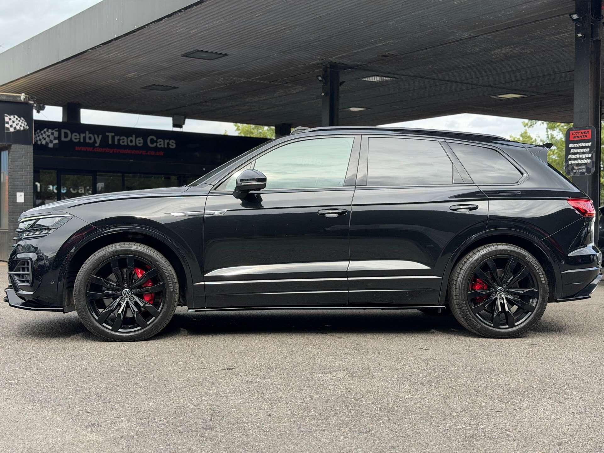 Volkswagen Touareg view 8