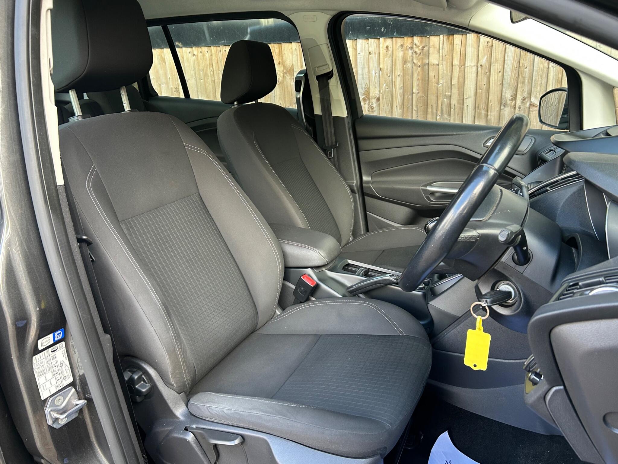 Ford Grand C-Max view 3