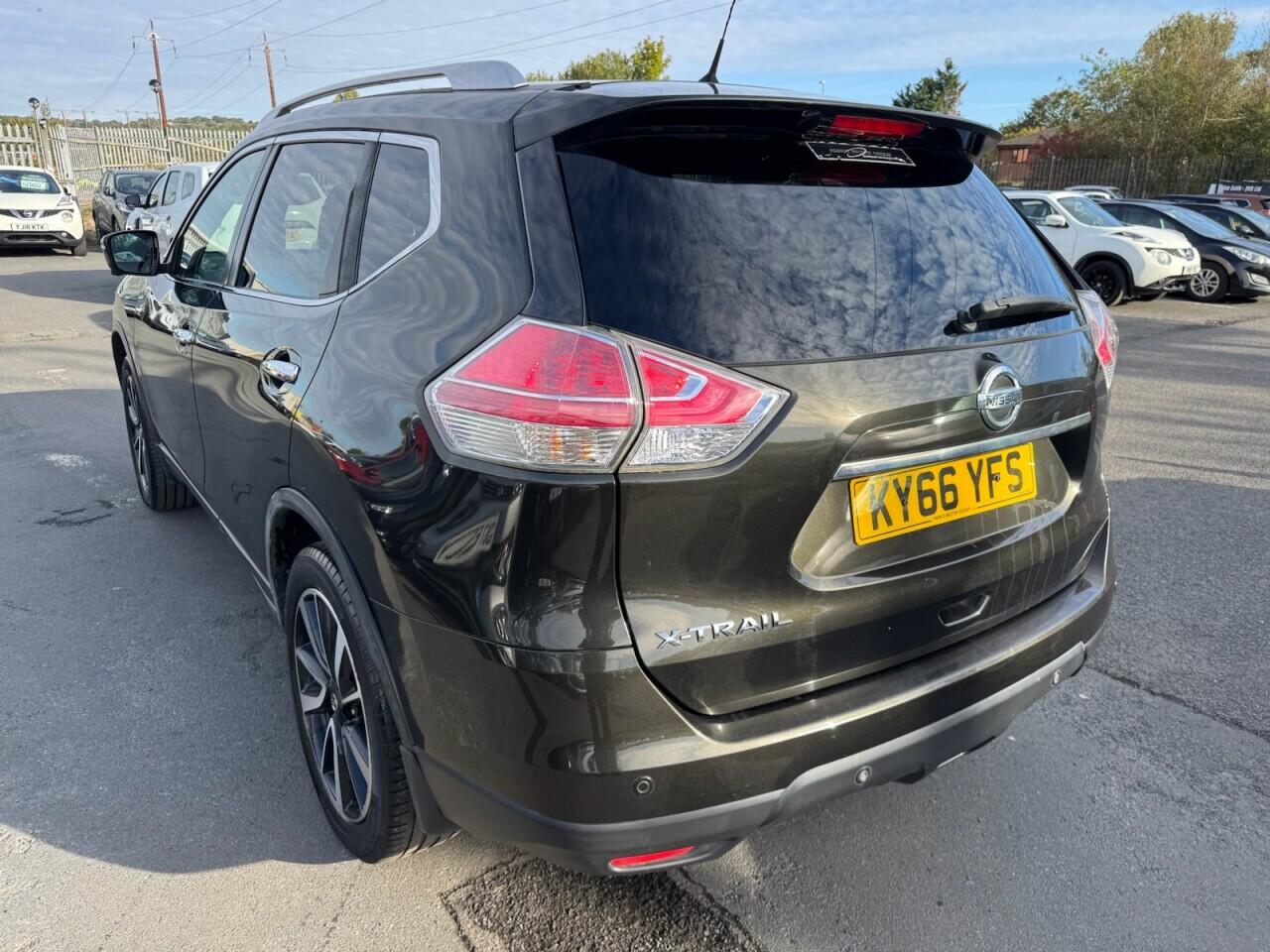 Nissan X-Trail view 3